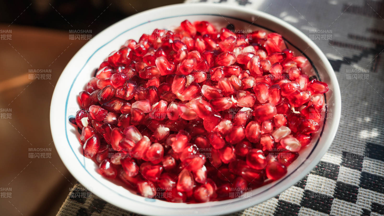 石榴籽饱满鲜红图片