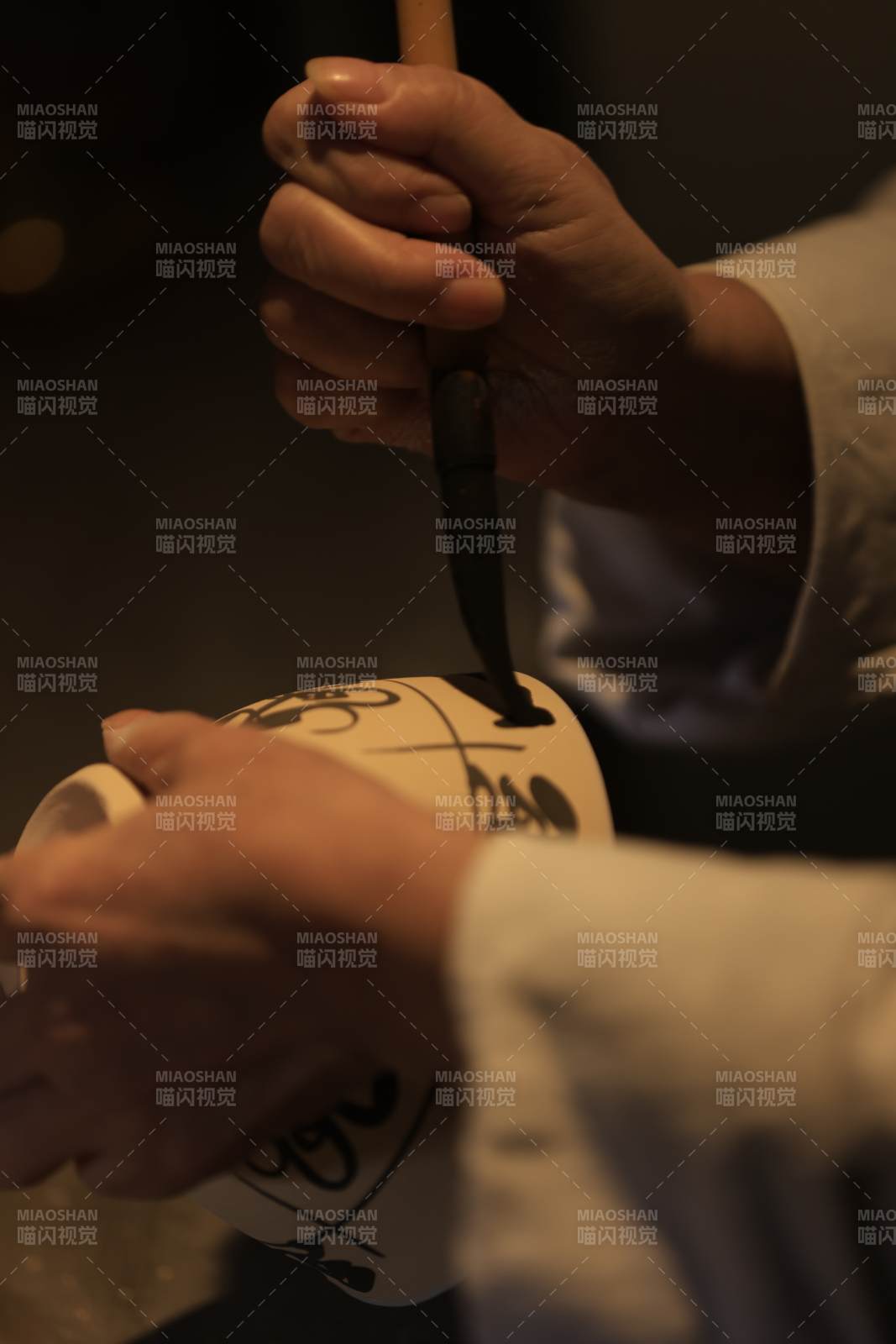 手绘陶瓷杯图片