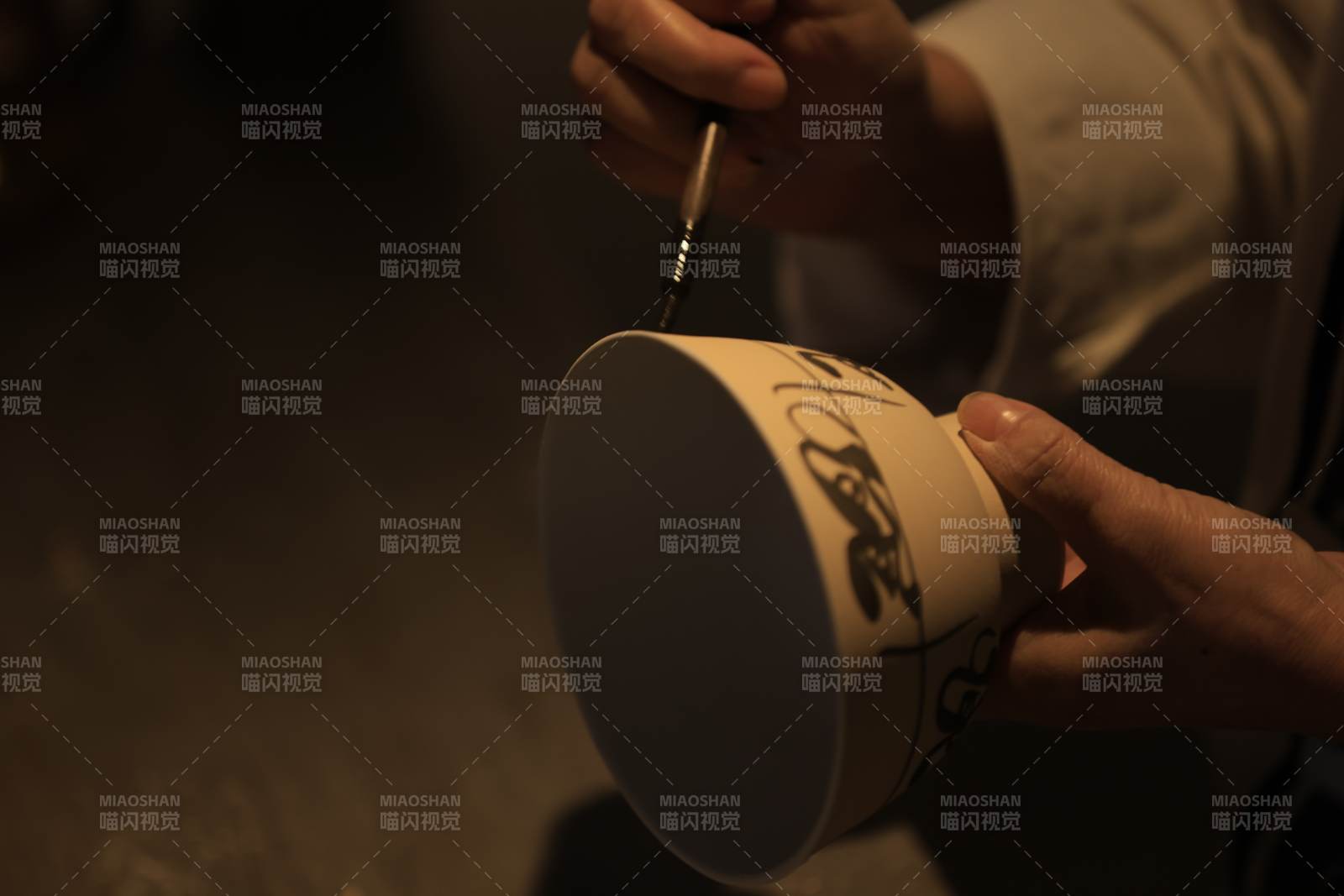 手绘杯中的艺术图片