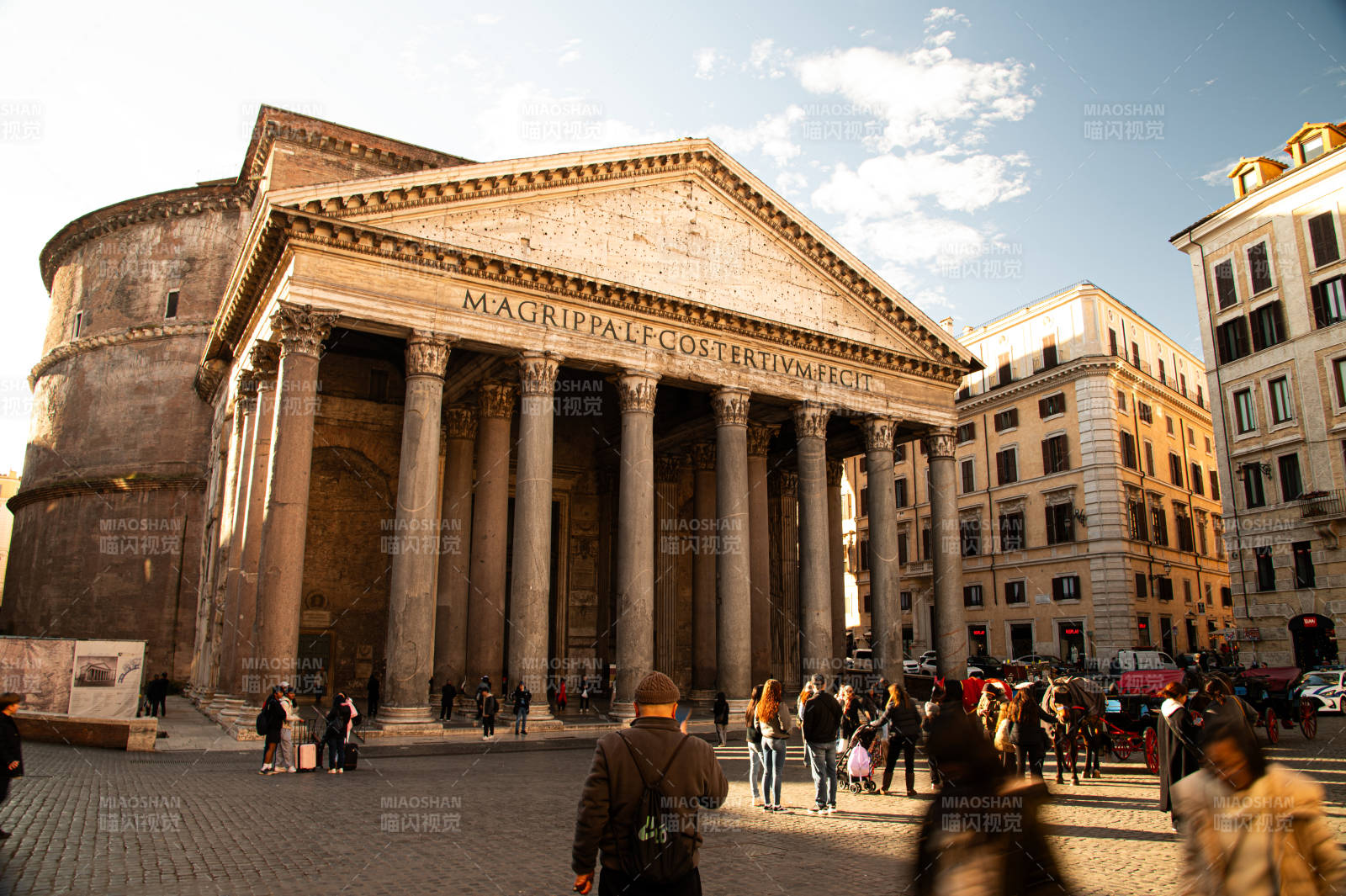 罗马万神殿前游人如织图片