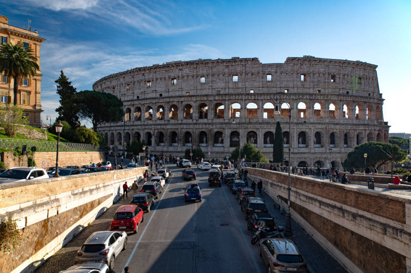 罗马斗兽场前街景图片