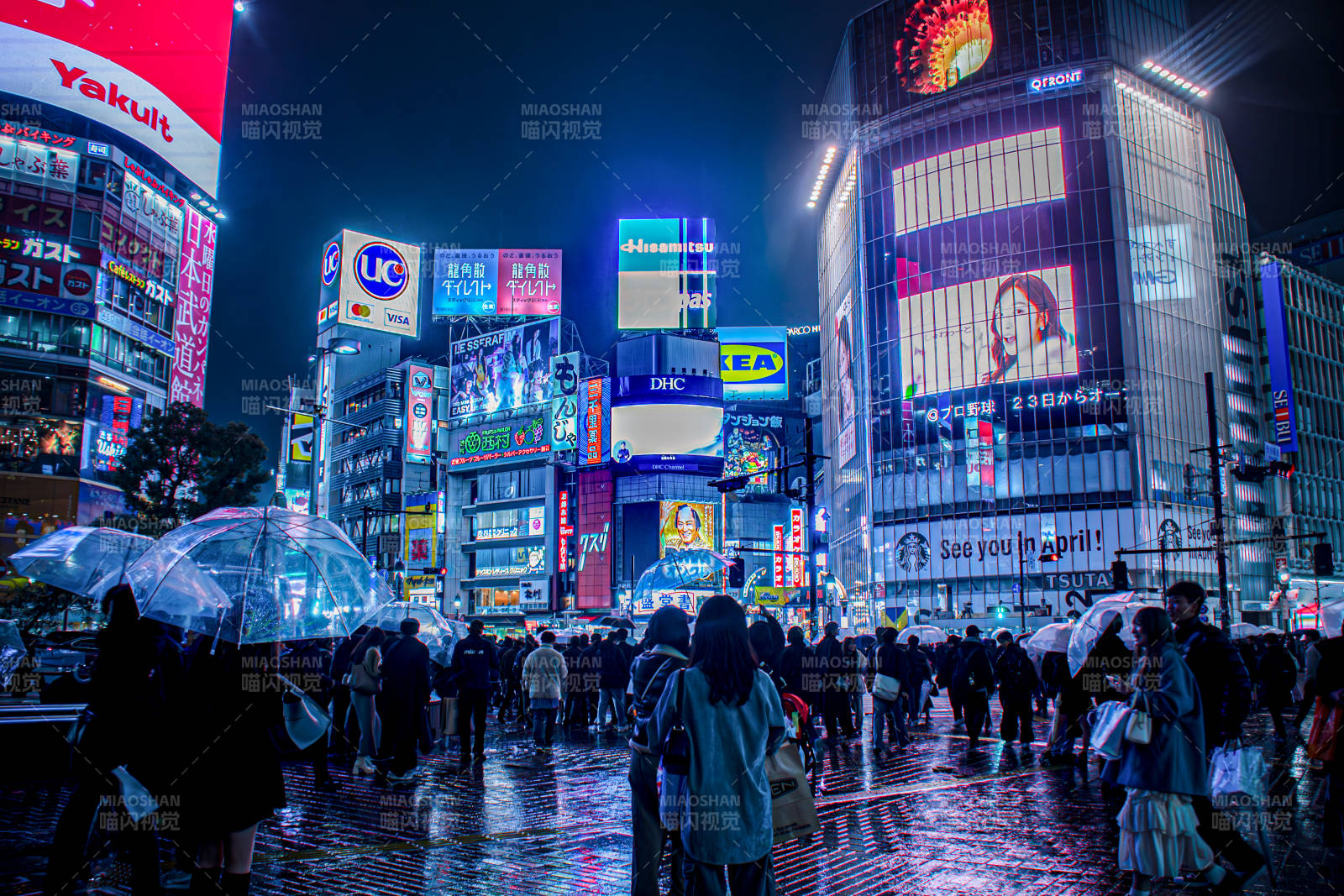 日本东京涩谷霓虹雨夜繁华街图片