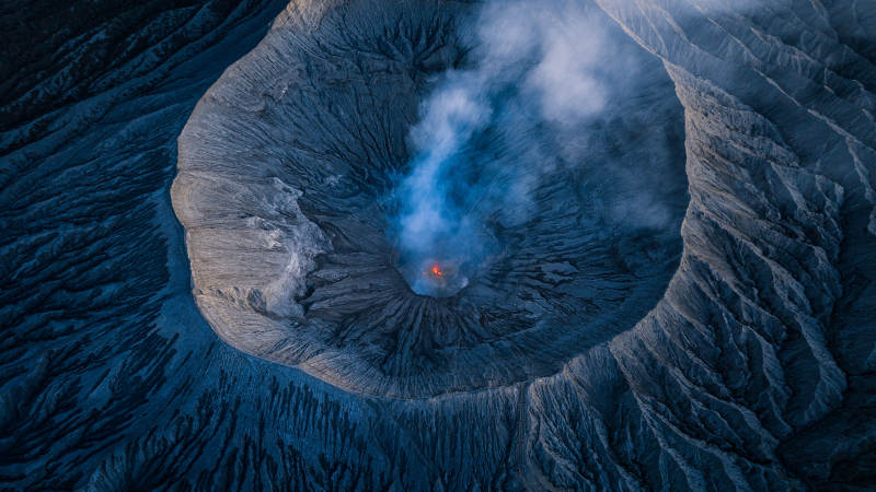 布罗莫火山口喷发烟雾图片