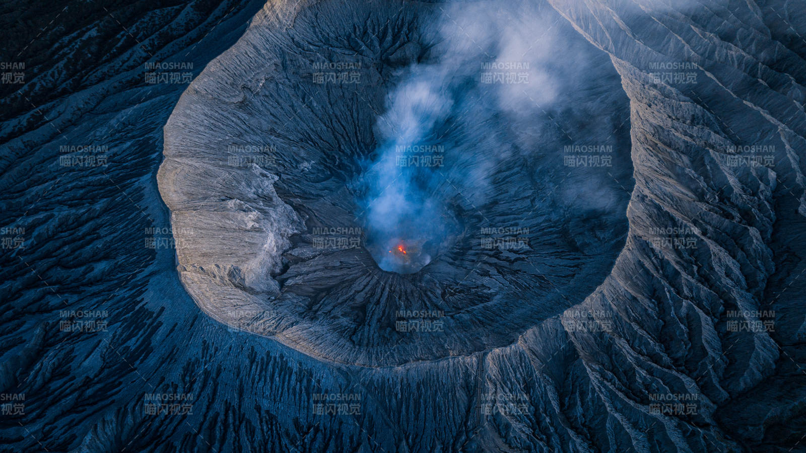 布罗莫火山口喷发烟雾图片