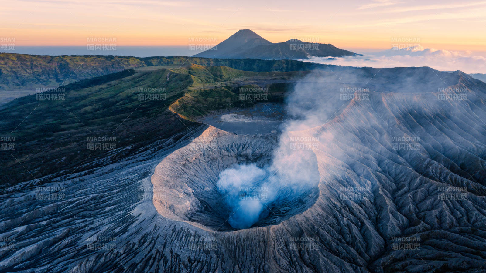布罗莫火山口喷发烟雾图片