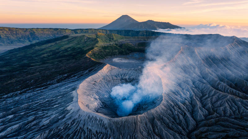 布罗莫火山口喷发烟雾图片