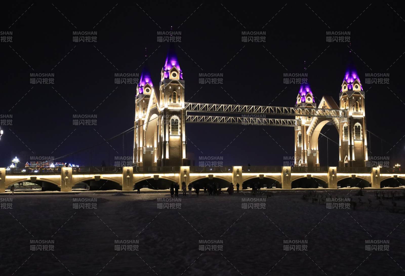 夜色中的新疆布尔津双塔桥图片