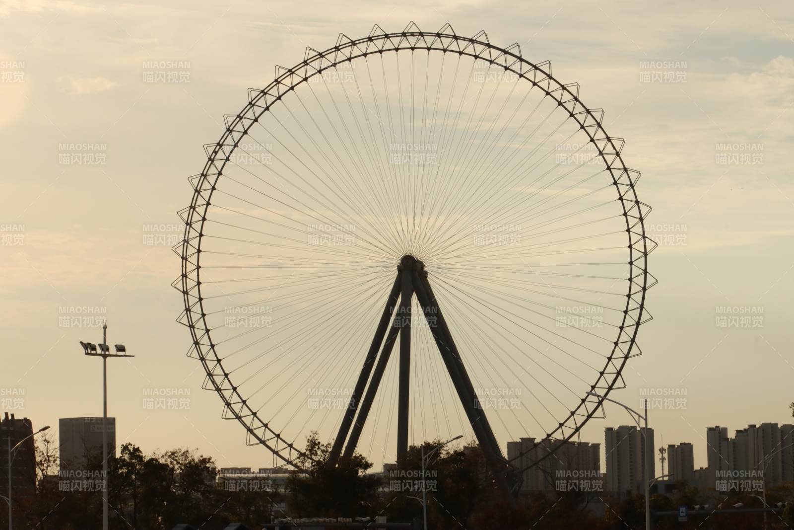 嘉兴海盐摩天轮剪影图片