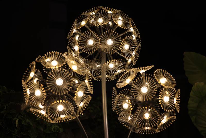 发光的金属花灯图片