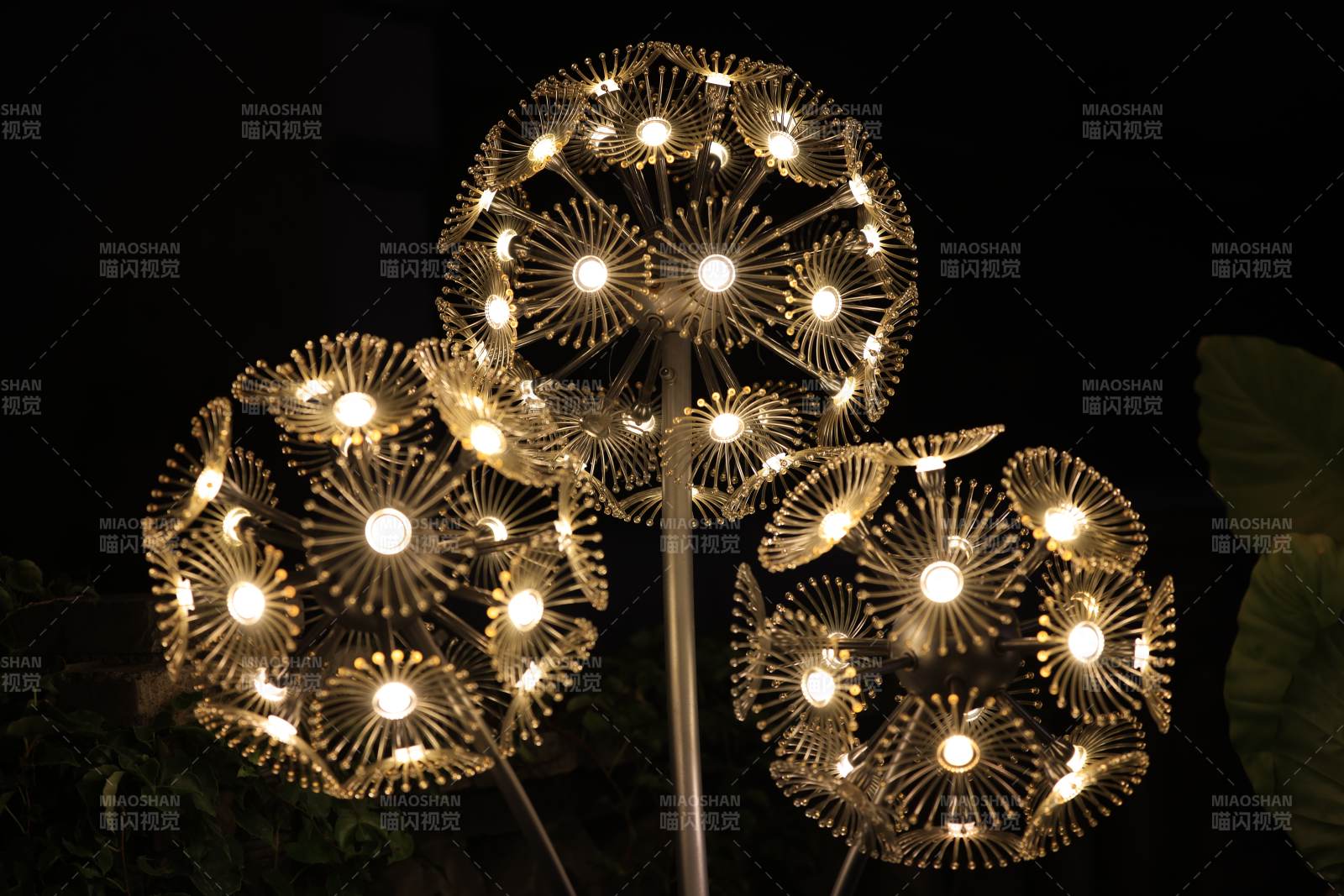 发光的金属花灯图片