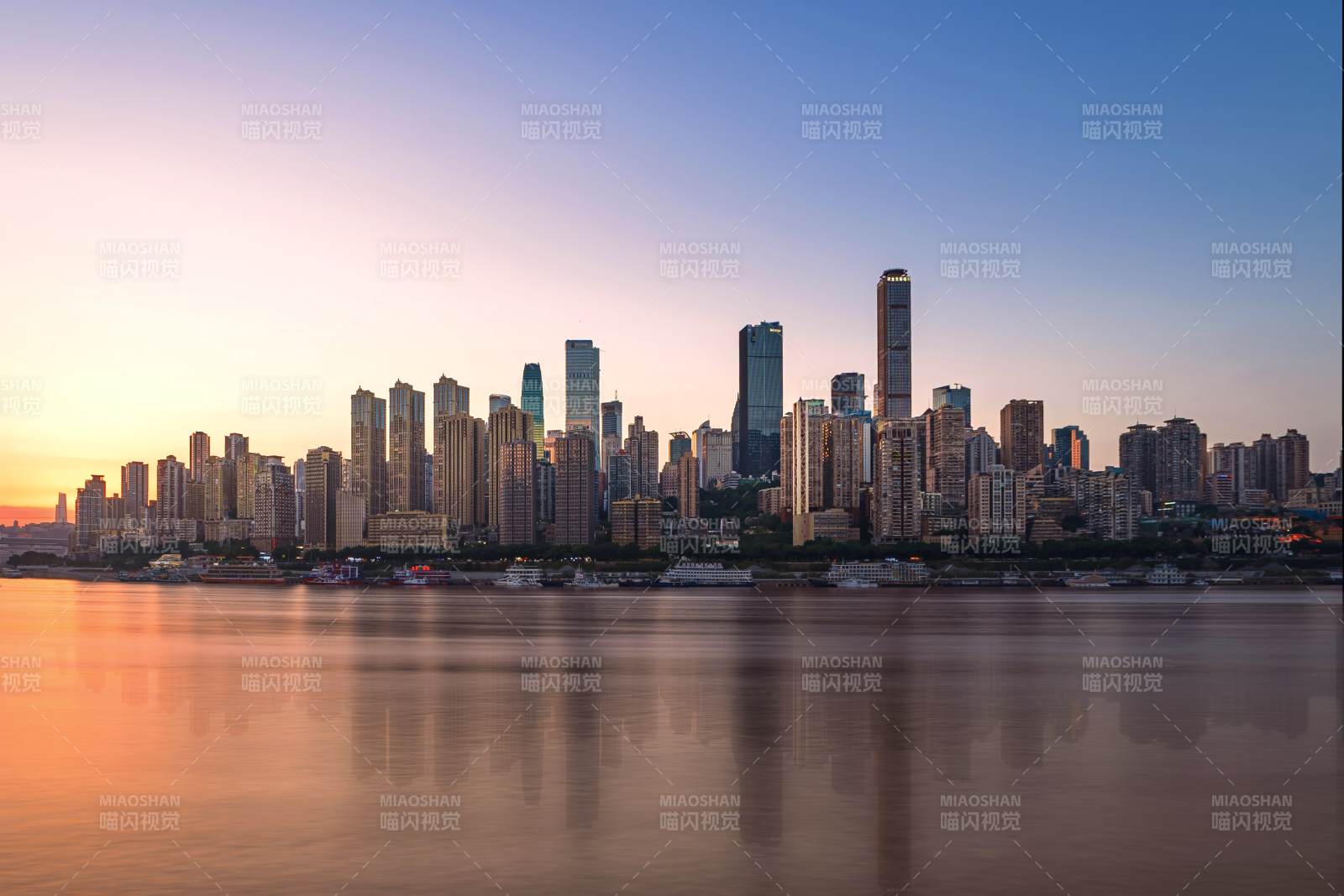 重庆渝中区城市天际线日落图片