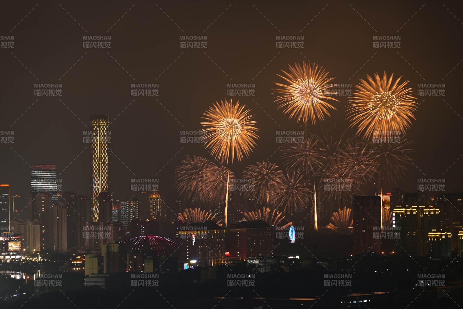 夜空烟花璀璨绽放图片