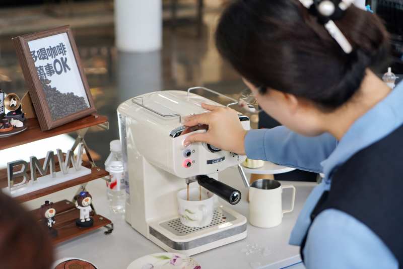 咖啡师正在制作咖啡图片