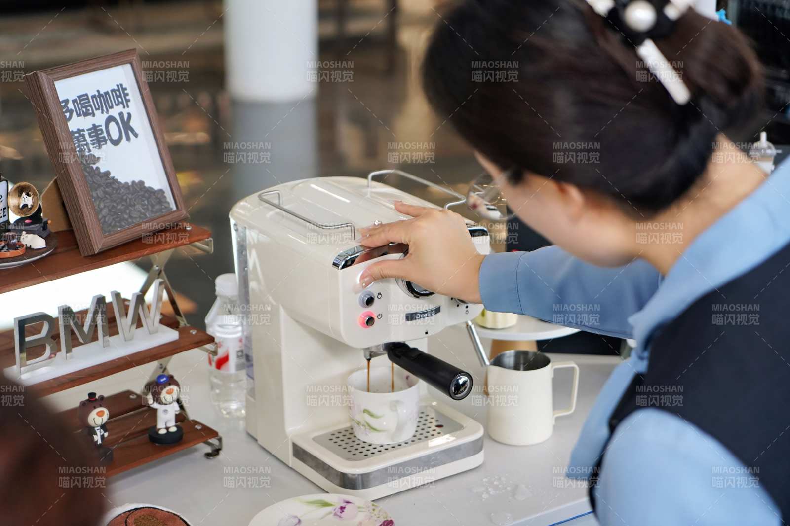 咖啡师正在制作咖啡图片