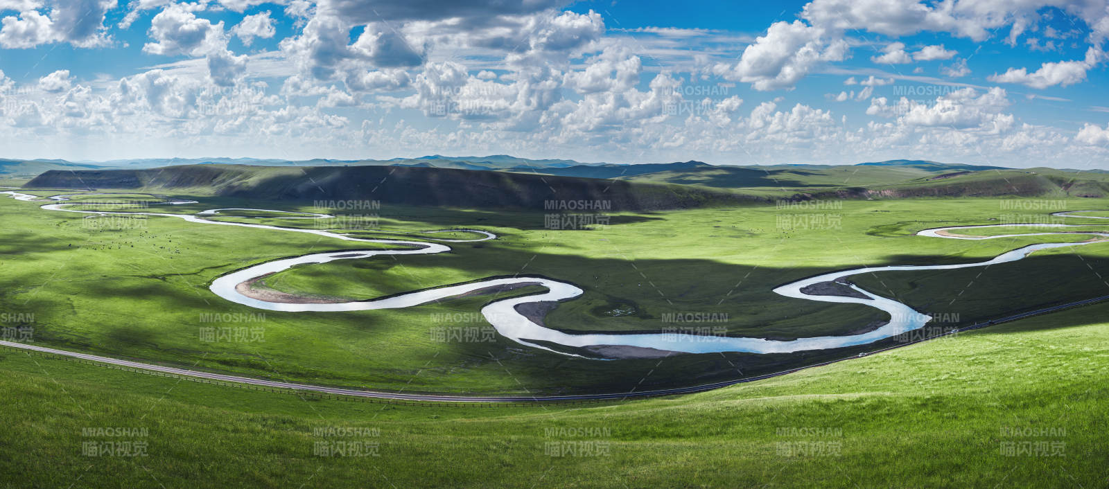 蜿蜒河流绿野间  莫日格勒河图片