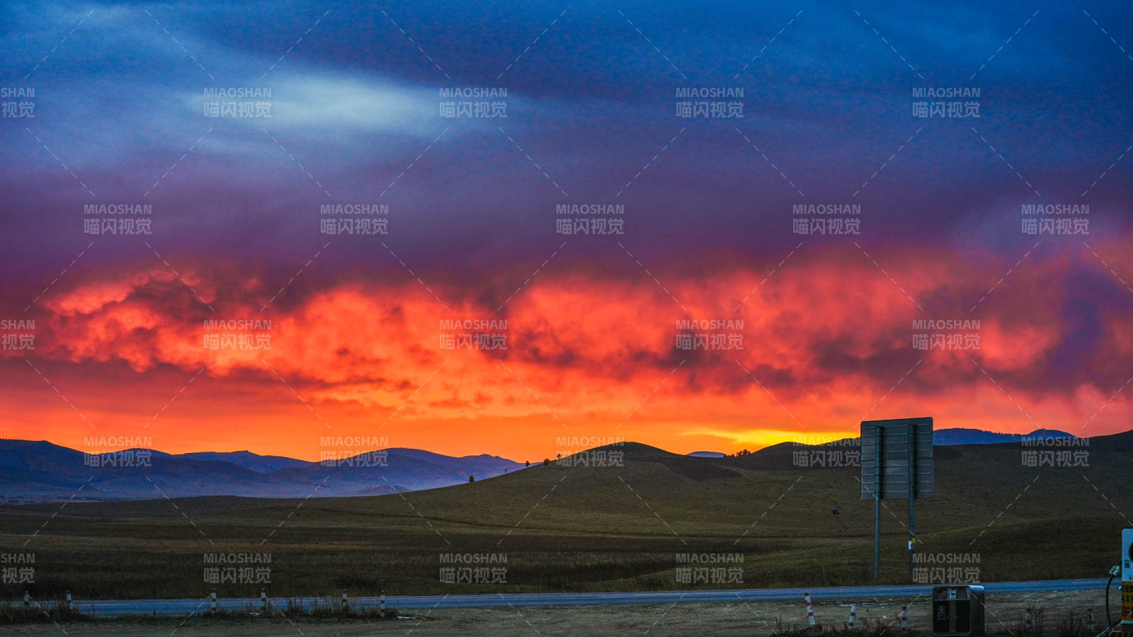 火烧云映山野图片