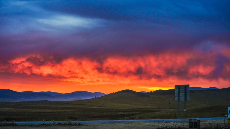 火烧云映山野图片