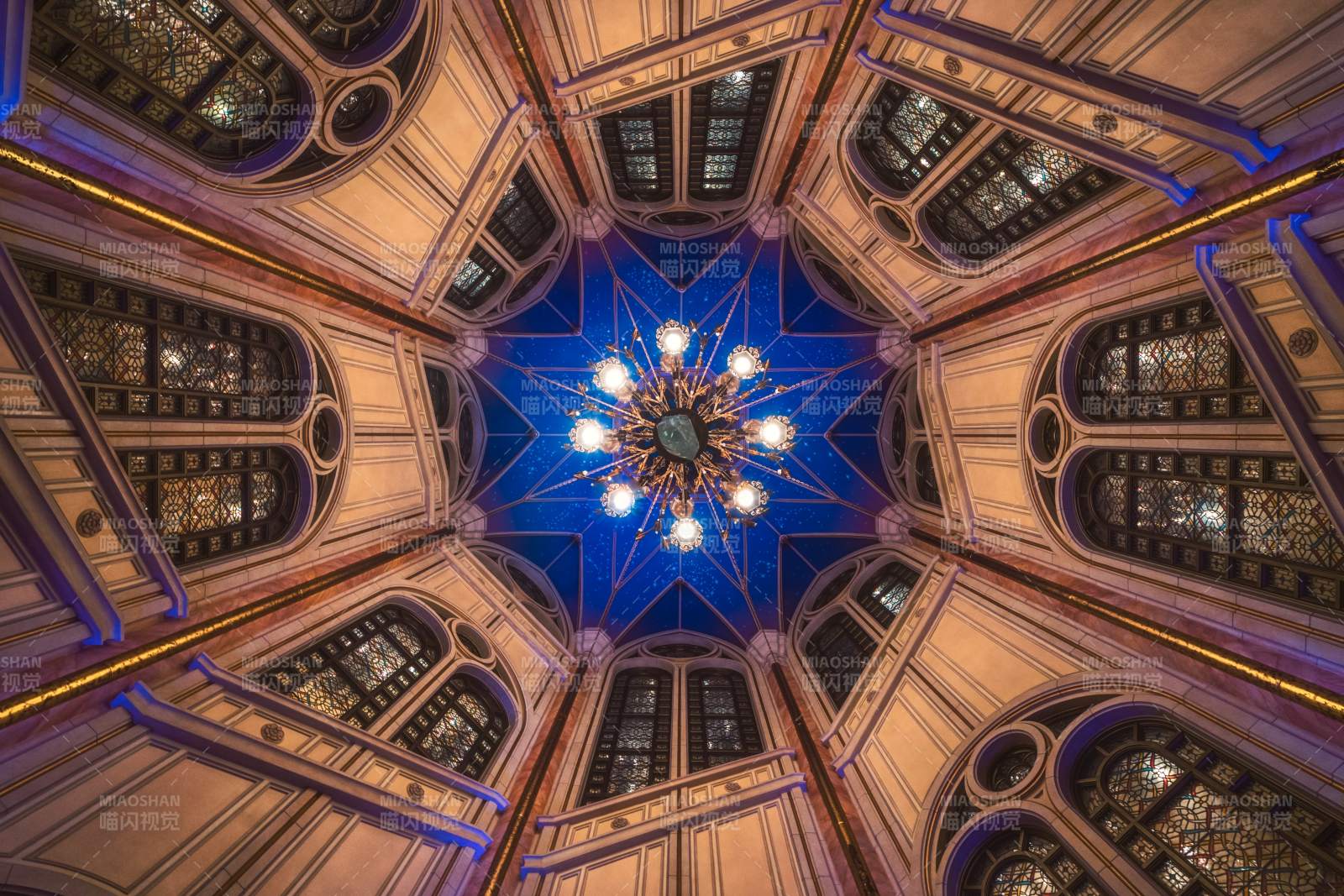 城堡穹顶星辉璀璨图片