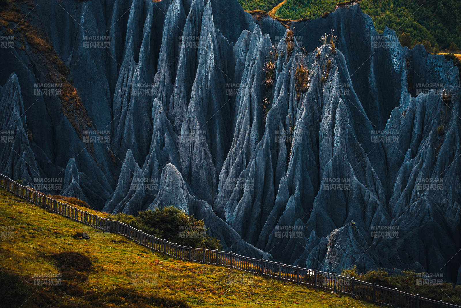 奇峰峻岭 栈道蜿蜒  墨石公园图片