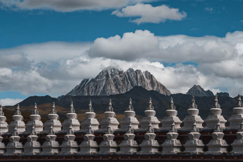 雪山前的白塔群 雅拉雪山图片