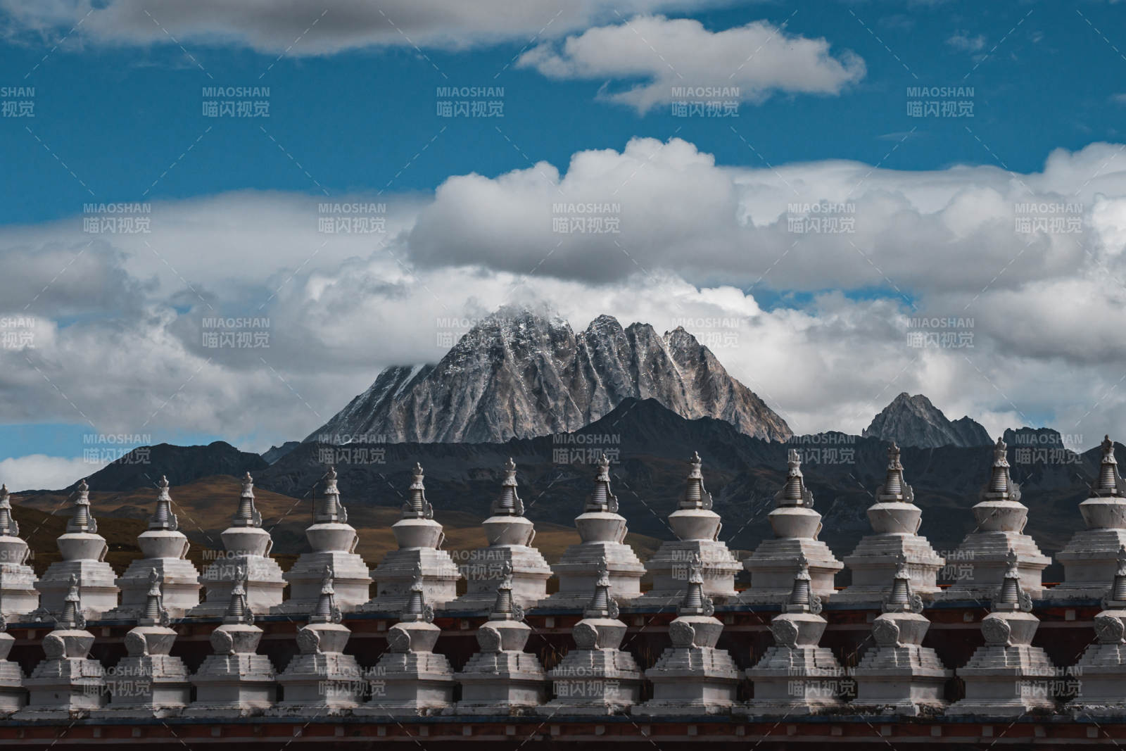 雪山前的白塔群 雅拉雪山图片