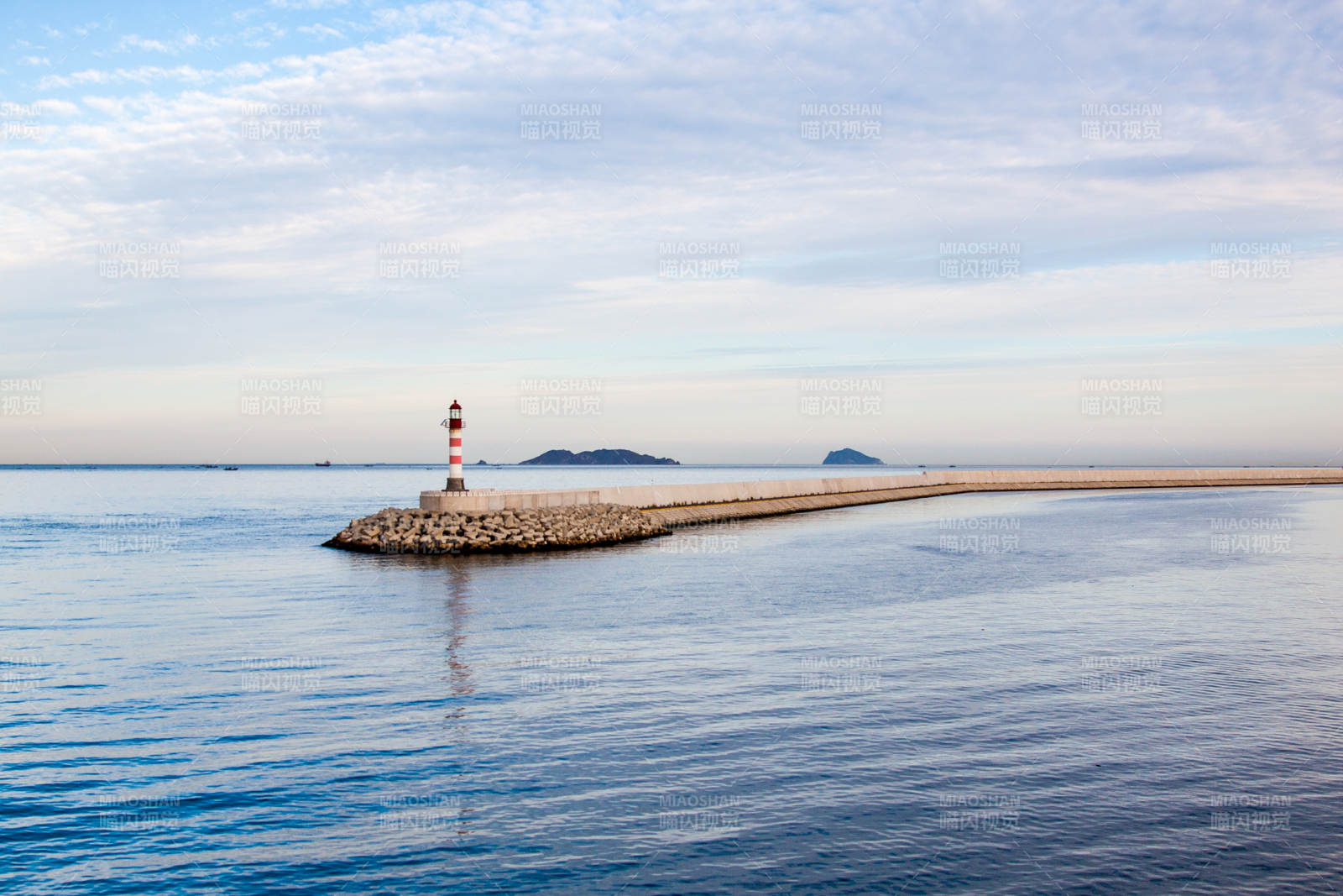 海堤灯塔远眺 辽宁省大连市旅顺港图片