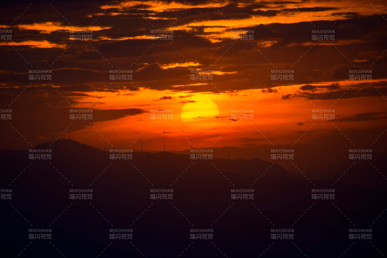 夕阳西下山影朦胧图片