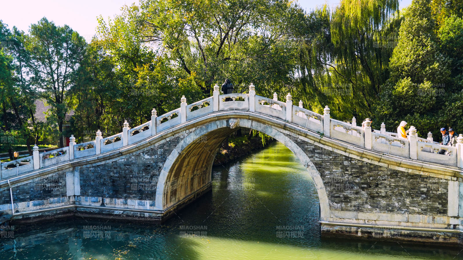 颐和园石桥映碧水图片