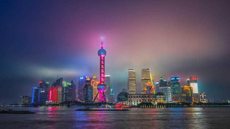 上海陆家嘴雾中夜景璀璨图片