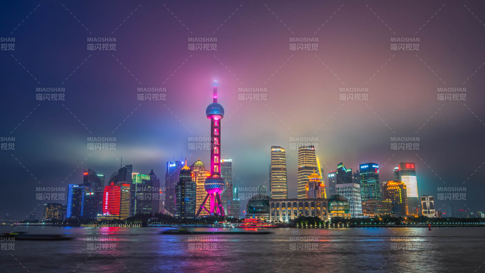 上海陆家嘴雾中夜景璀璨图片