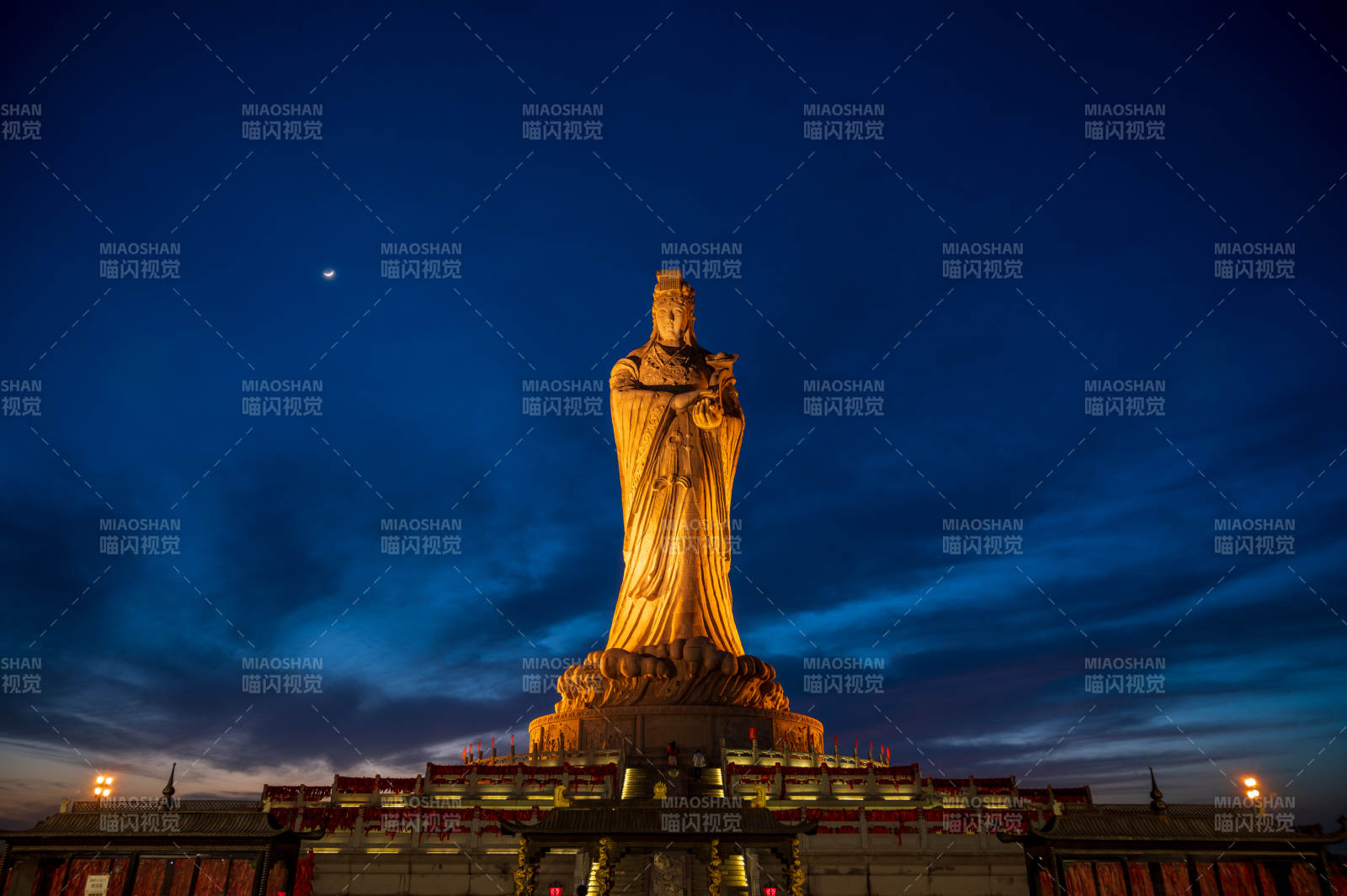 夜幕下的妈祖雕像图片