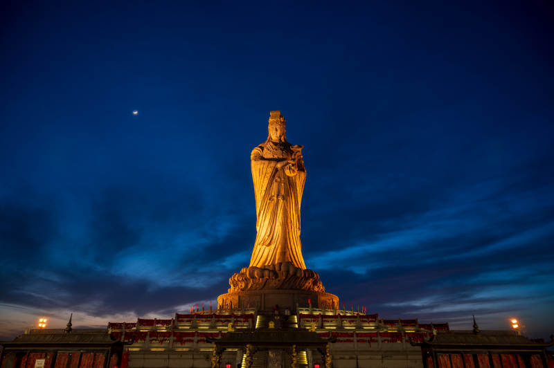 夜幕下的妈祖雕像图片