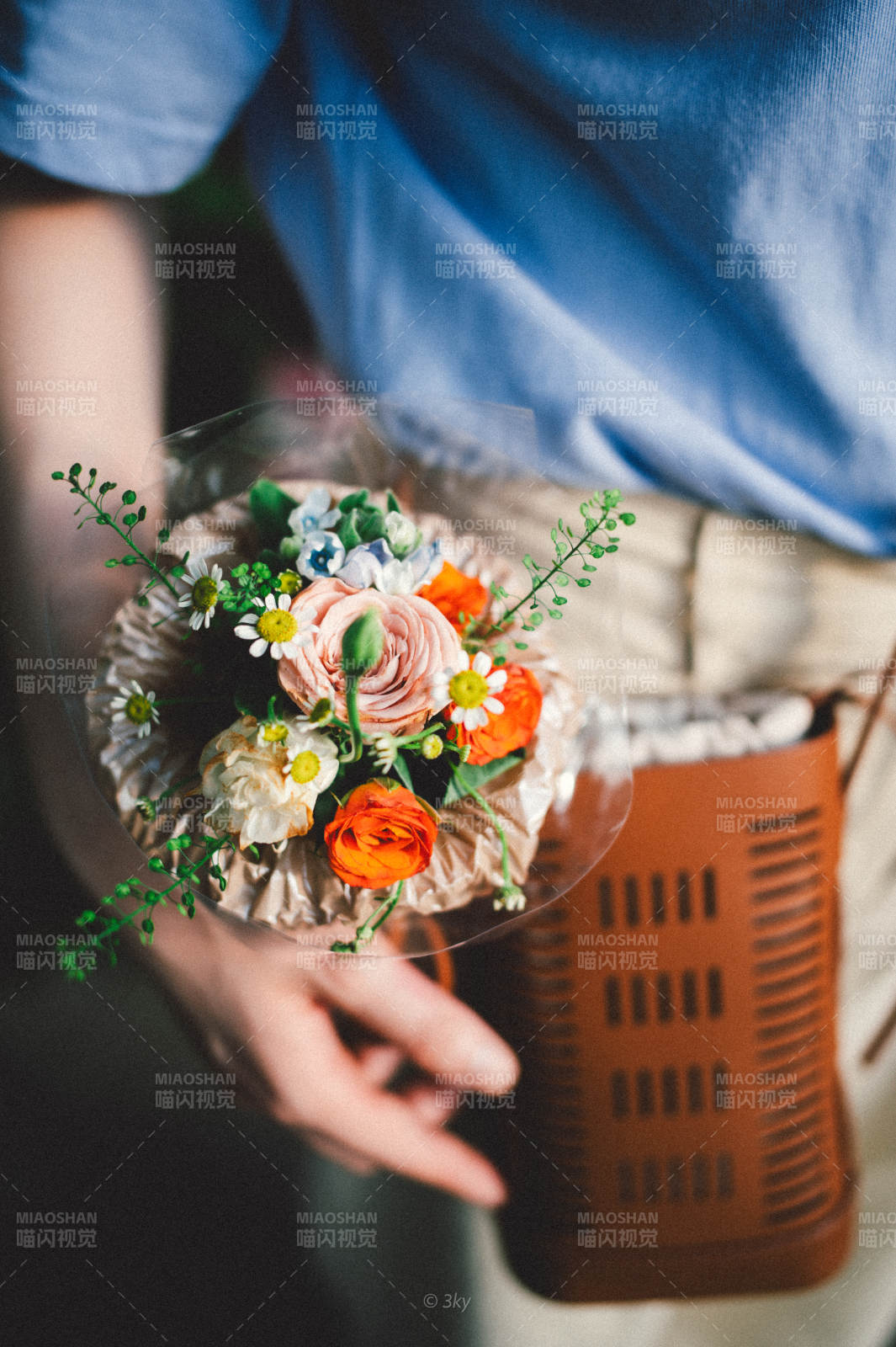 手捧花束 春意盎然图片