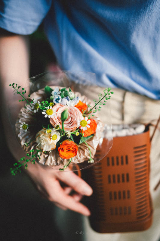 手捧花束 春意盎然图片