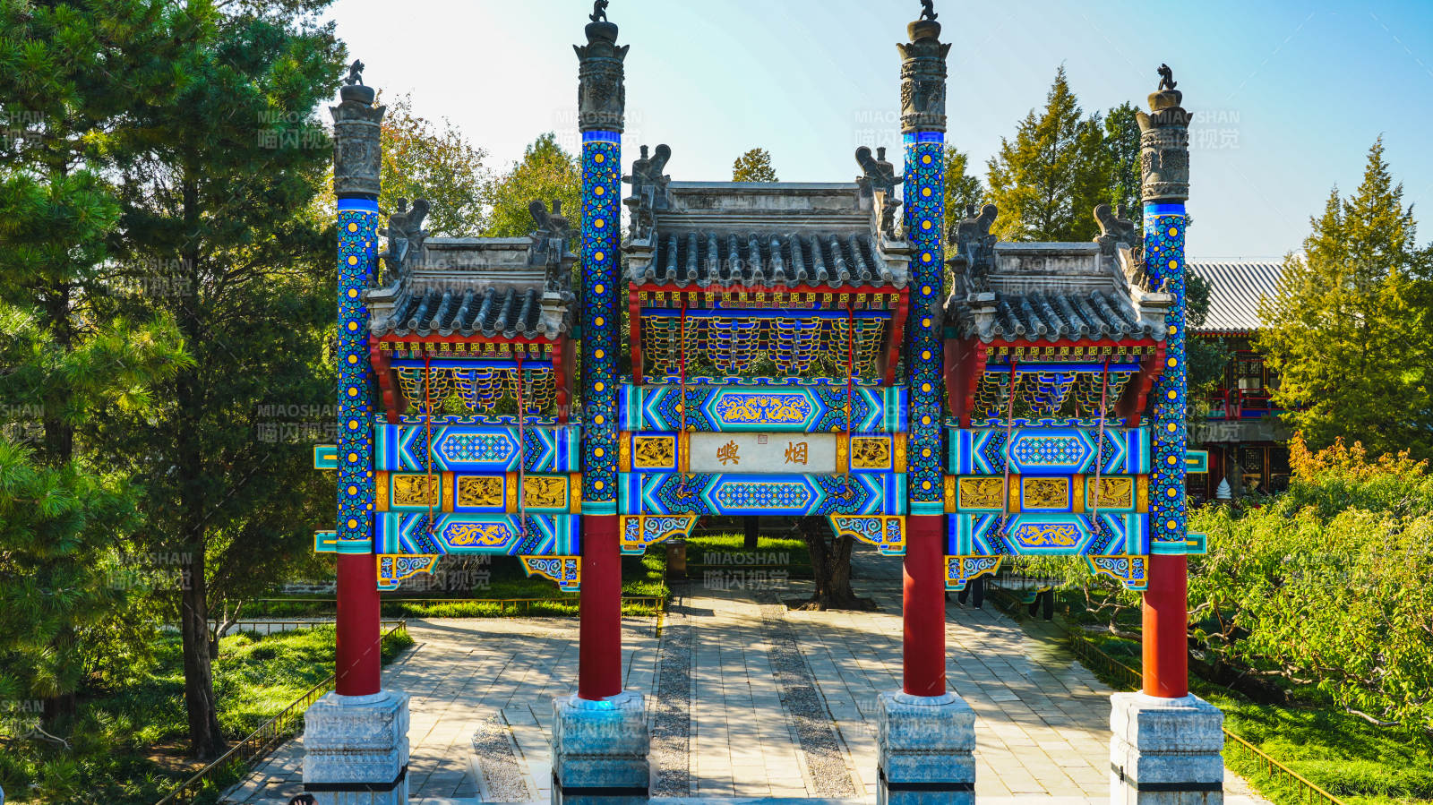 颐和园古色古香的牌坊图片