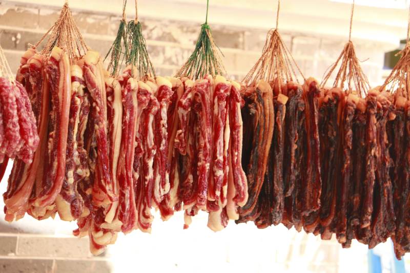 风干腊肉悬挂展示图片