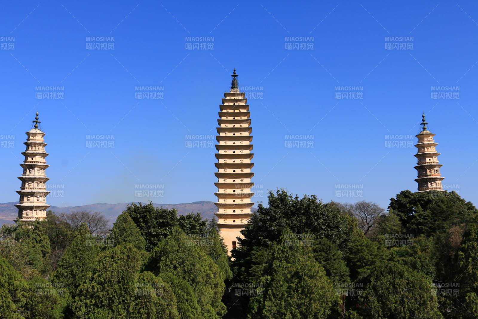 大理崇圣寺三塔映蓝天图片