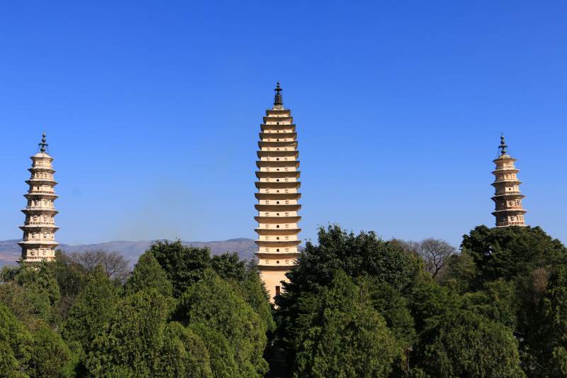 大理崇圣寺三塔映蓝天图片