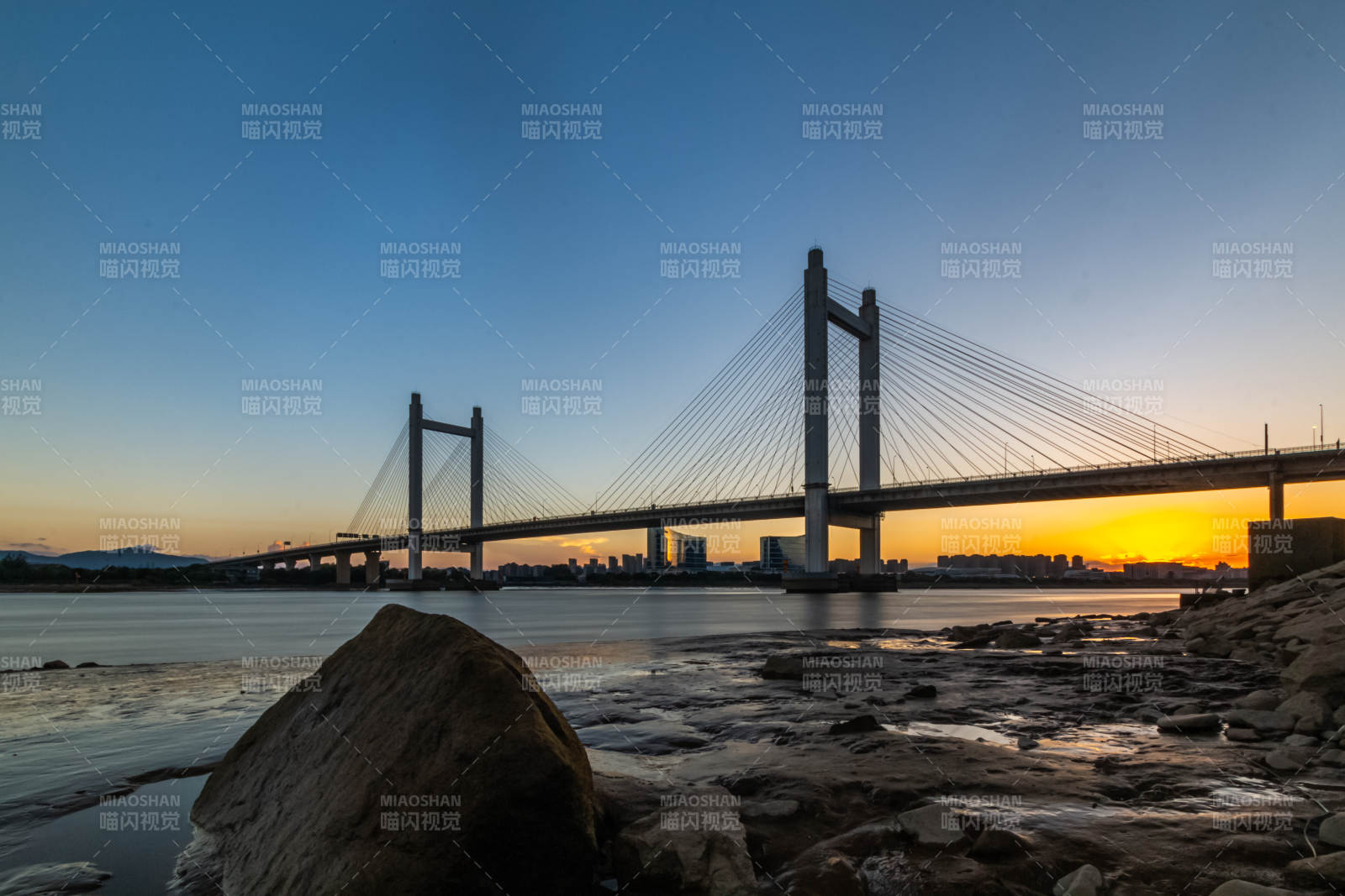 夕阳下的福州魁浦大桥剪影图片