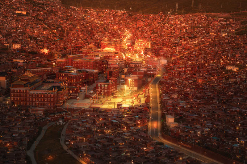 色达五明佛学院灯火辉煌的夜市图片