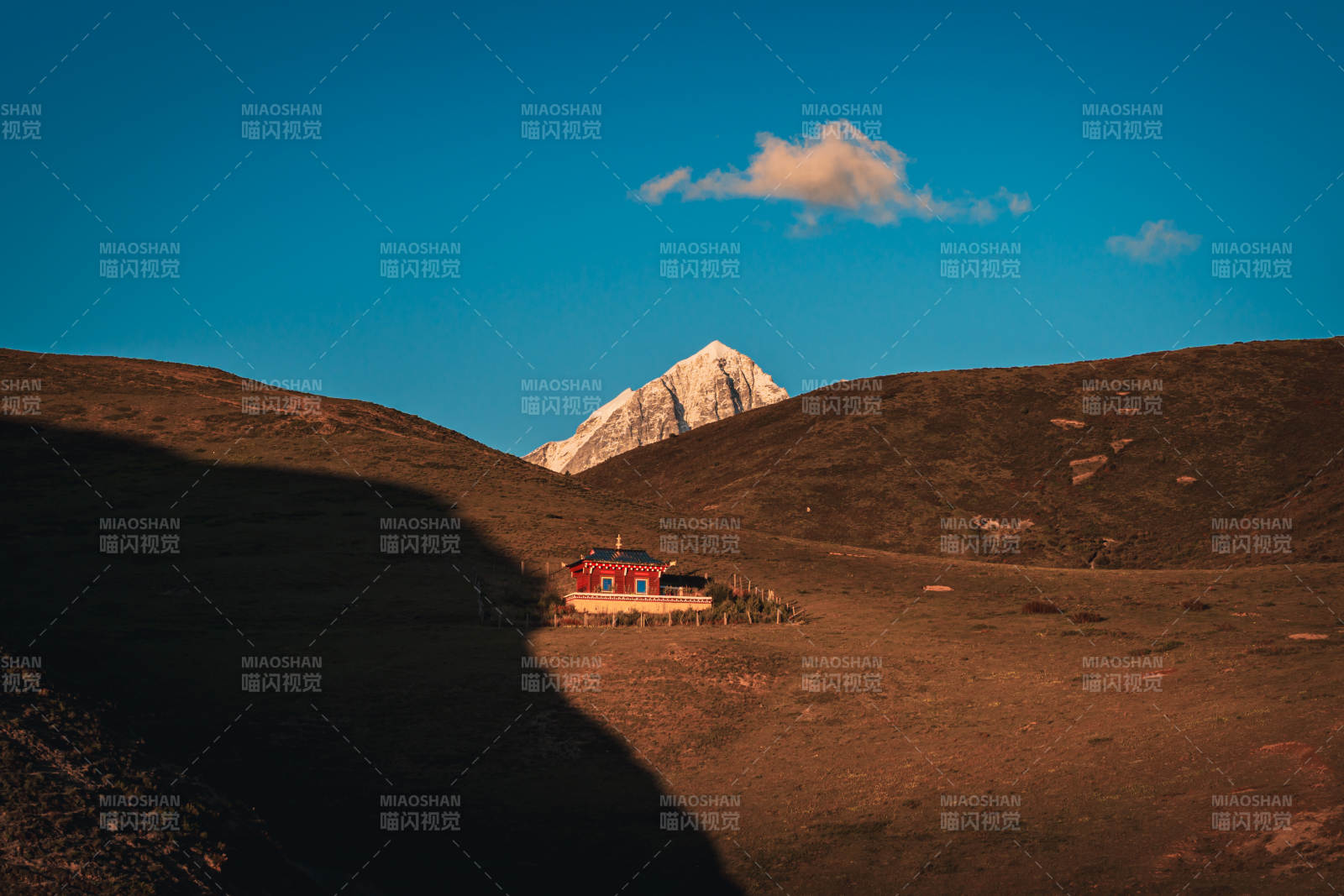 雅拉雪山下的小屋图片