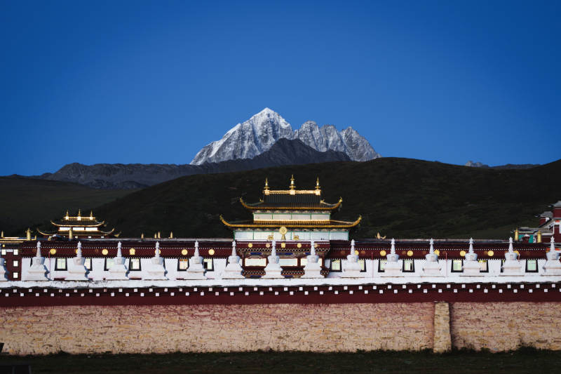 雪山下的木雅大寺图片