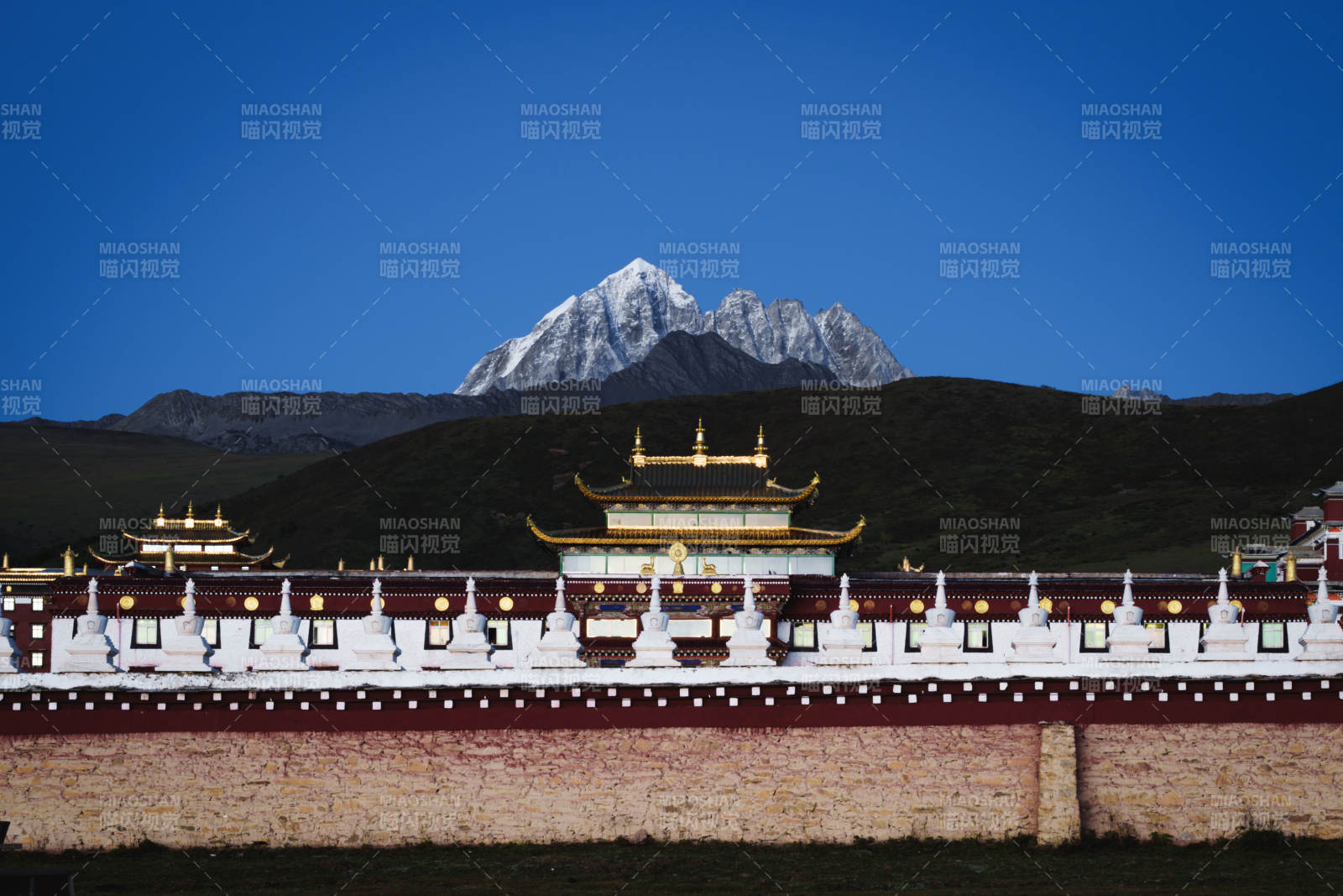 雪山下的木雅大寺图片