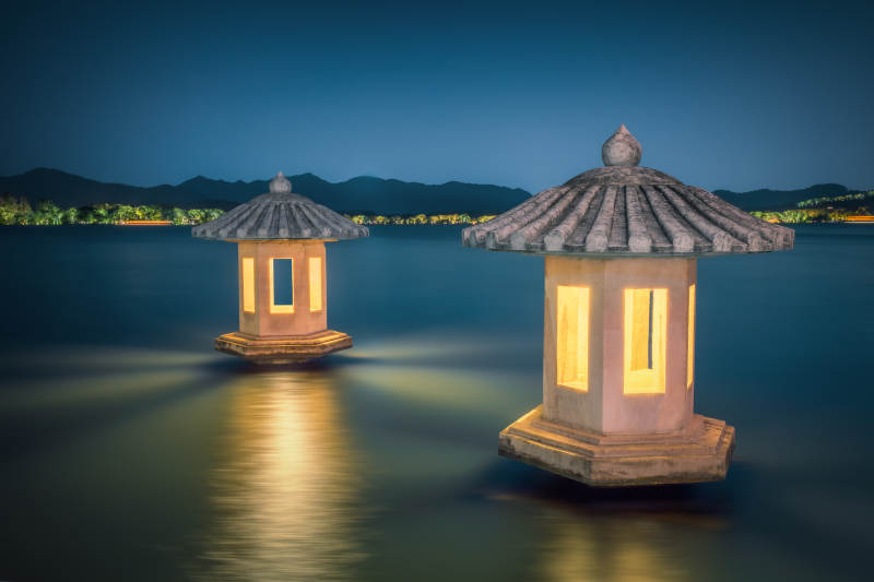 西湖上灯影夜景图片