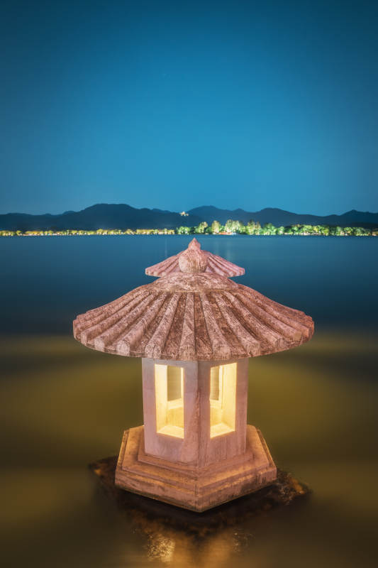 湖畔夜灯图片