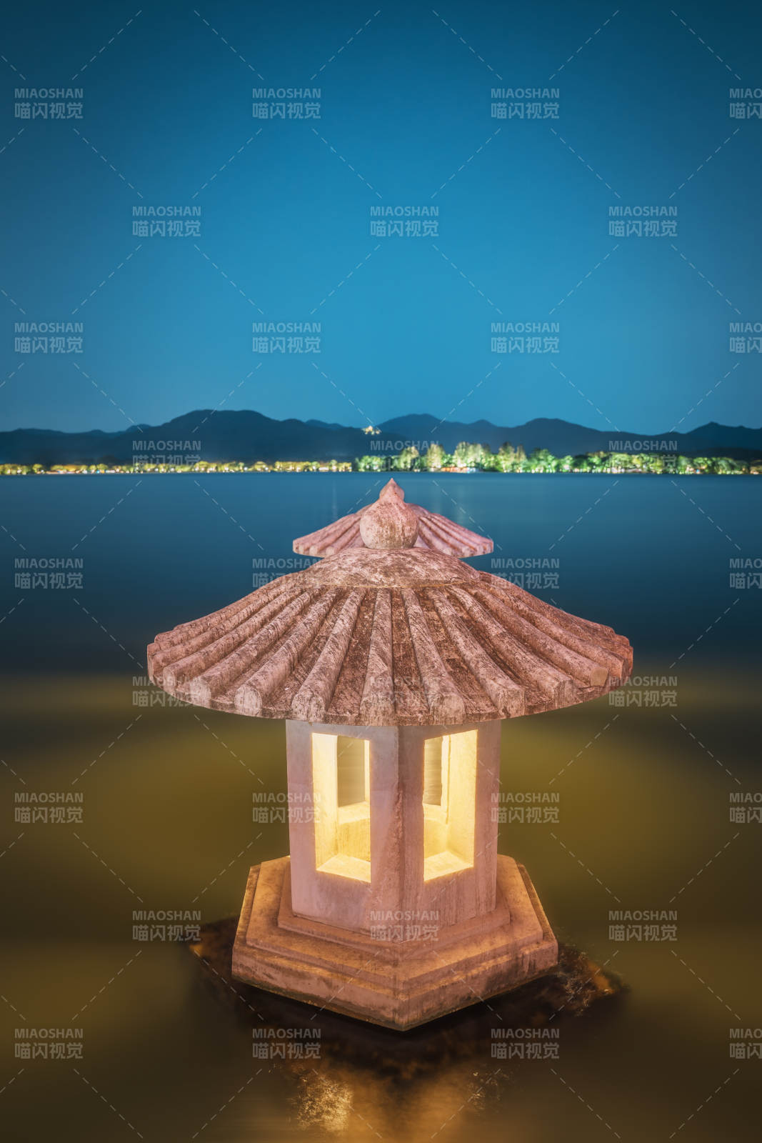 湖畔夜灯图片