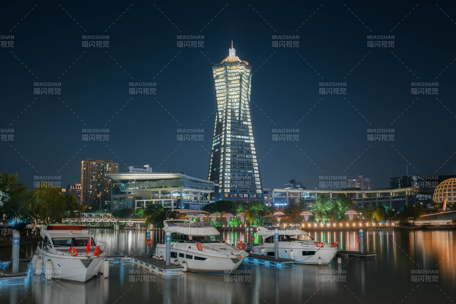 杭州夜景塔楼与游艇图片
