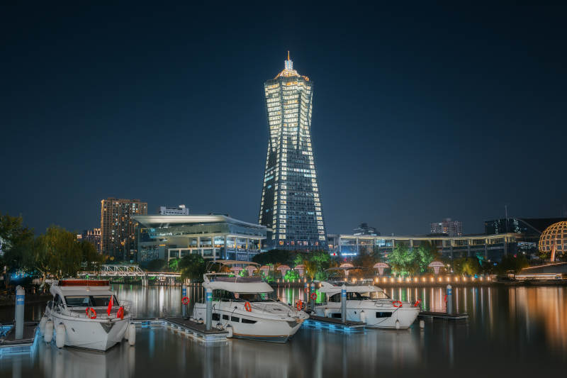杭州夜景塔楼与游艇图片