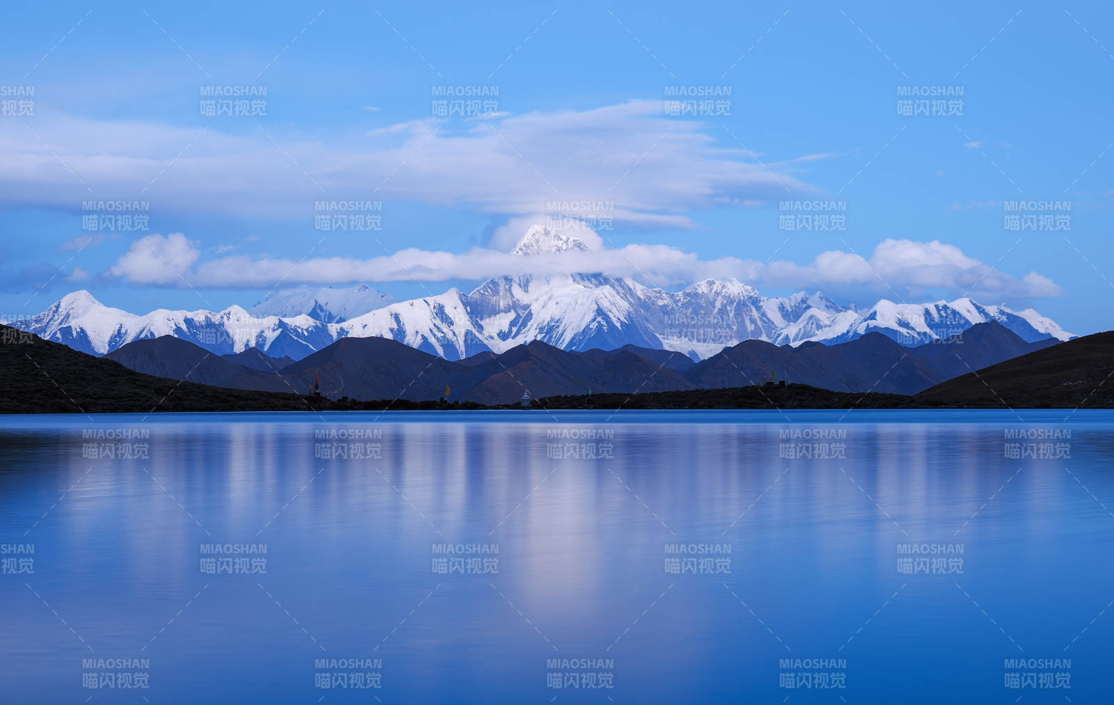 雪山映湖 静谧如画图片