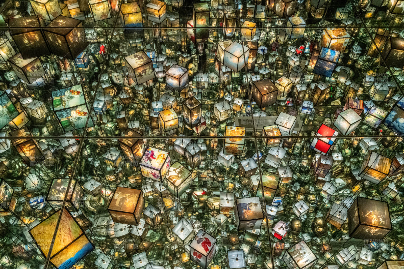 镜中彩色万方盒图片